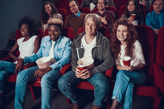 Compagnie d&#39;amis regarde la comédie au cinéma