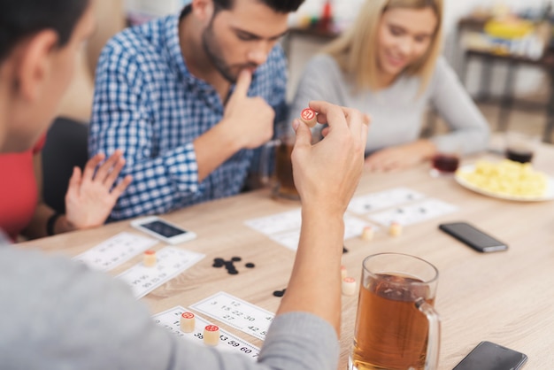 La compagnie des jeunes joue au loto.