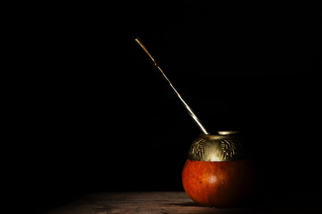 Compagnon de Yerba. Boisson ethnique sud-américaine. Sur fond noir