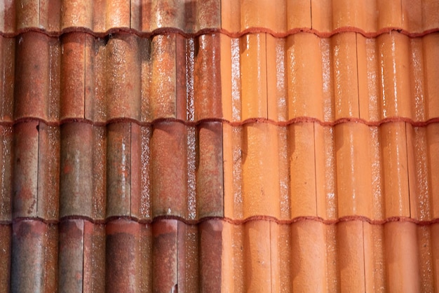 comparaison du toit avant et après le nettoyage avec des carreaux de purificateurs d'eau à haute pression industriels
