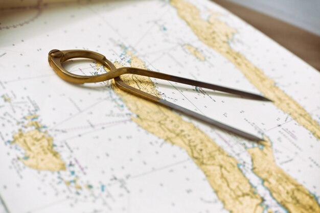 Compas pour la navigation sur une carte marine