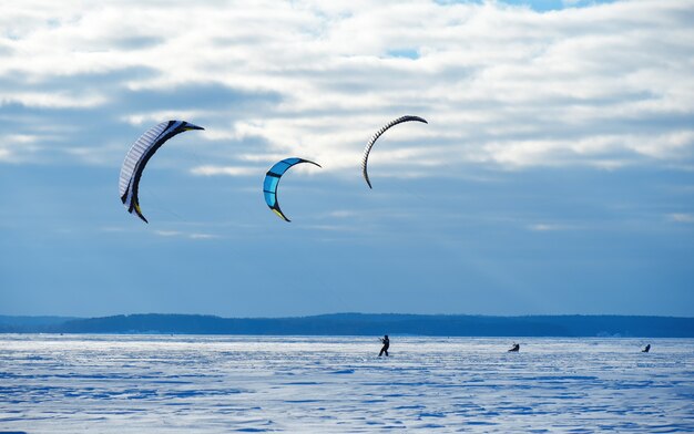 Compétition de surf d'hiver sur un lac gelé.