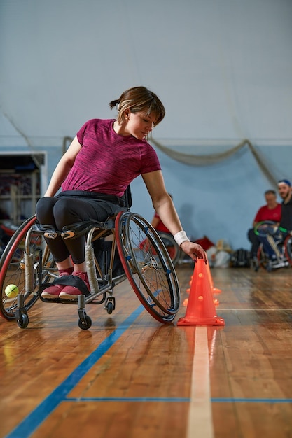 Compétitions des personnes en fauteuil roulant à la salle des sports