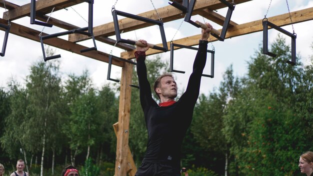 Compétitions sportives dans la nature. Les hommes font un exercice