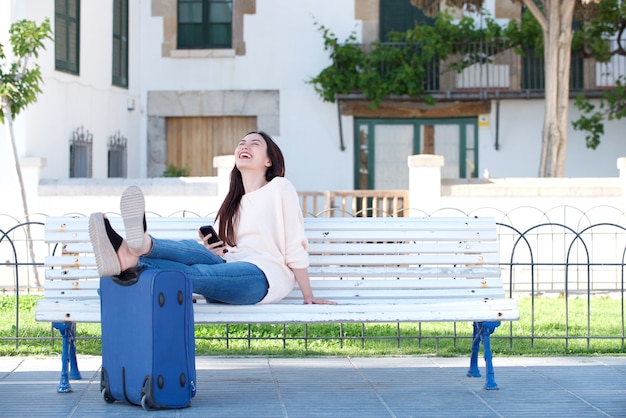 Complet, femme, séance, valise, téléphone, banc, parc