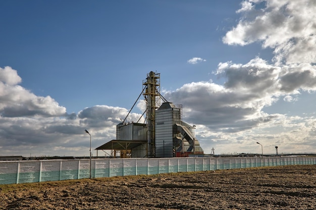 Complexe agro-industriel avec silos et ligne de séchage et de nettoyage des grains