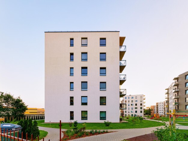 Complexe d'appartements résidentiels modernes avec concept d'installations extérieures.