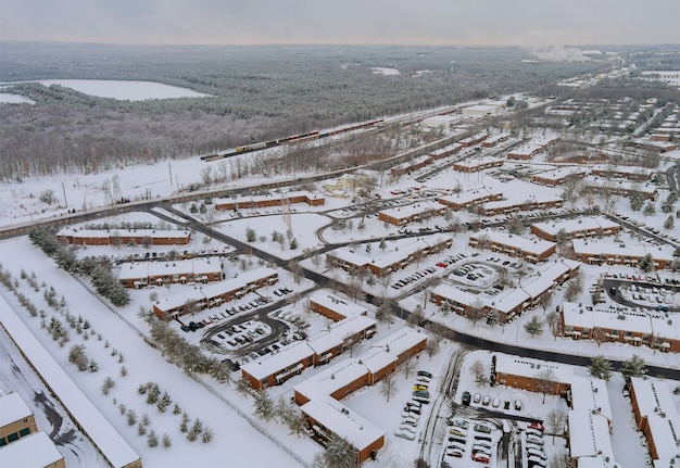 Complexe d'appartements avec vue sur l'hiver d'une hauteur de l'un des quartiers résidentiels de la ville