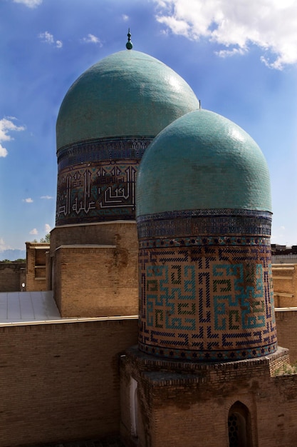 Photo complexe commémoratif shakhizinda à samarcande en ouzbékistan les dômes des tours de la mosquée concept touristique 2