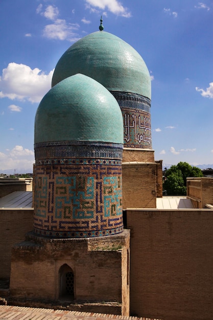 Photo complexe commémoratif shakhizinda à samarcande en ouzbékistan les dômes des tours de la mosquée concept touristique 2