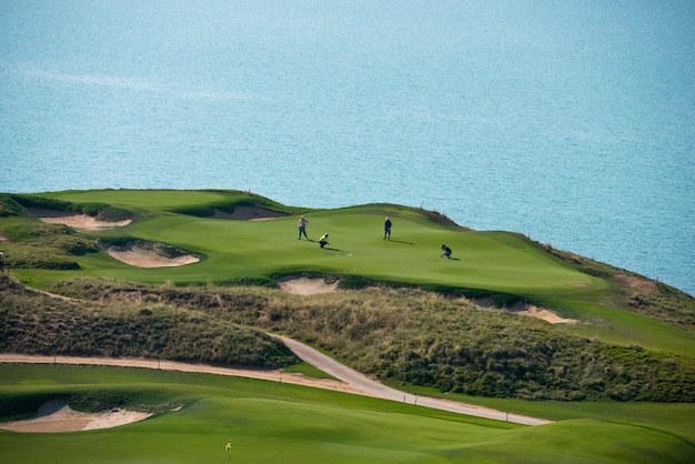 Complexe de golf avec le décor de la mer. vacances d'été