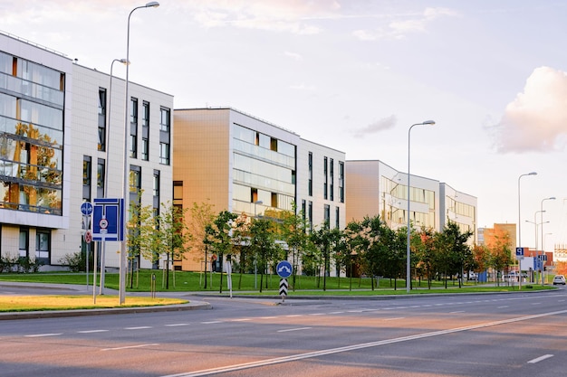 Complexe d'immeubles résidentiels d'appartements modernes avec la rue en arrière-plan.