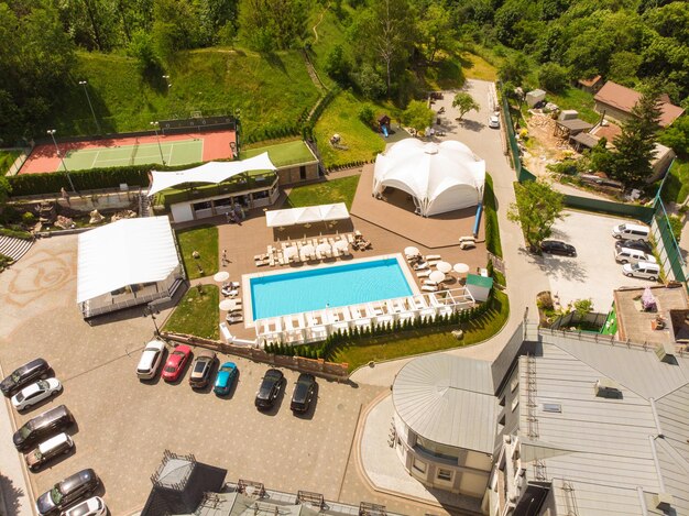 Complexe de luxe avec piscine en vue aérienne de la forêt