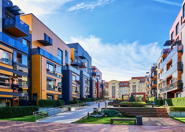 Complexe moderne d'immeubles résidentiels d'appartements, avec bancs et installations extérieures.