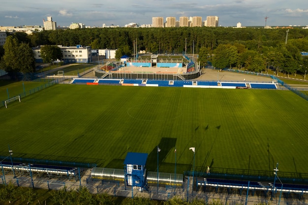 Complexe sportif au centre de Minsk avec terrains de sport extérieurs pour les jeux. Biélorussie