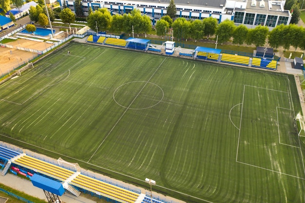 Complexe sportif au centre de Minsk avec terrains de sport extérieurs pour les jeux. Biélorussie