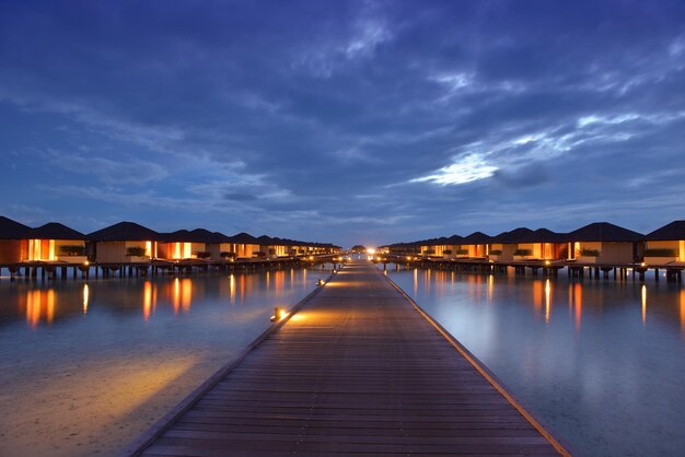 complexe de villas à domicile d'eau tropicale sur l'île des Maldives pendant les vacances d'été