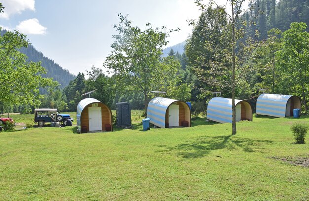 Complexe de villégiature dans une zone forestière montagneuse avec ciel bleu