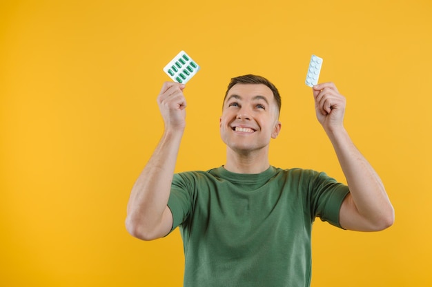 Complexe de vitamines. Un bel homme prend des médicaments. Soins de santé. Antidépresseurs plus couramment prescrits. Investissement dans la santé. Notion de médicaments. Additifs alimentaires vitamines pour la santé masculine