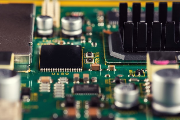 Composants électroniques sur le PCB