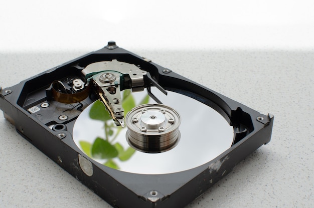 Photo composants internes d'un disque dur en gros plan mettant en évidence la précision et la complexité de la technologie de stockage