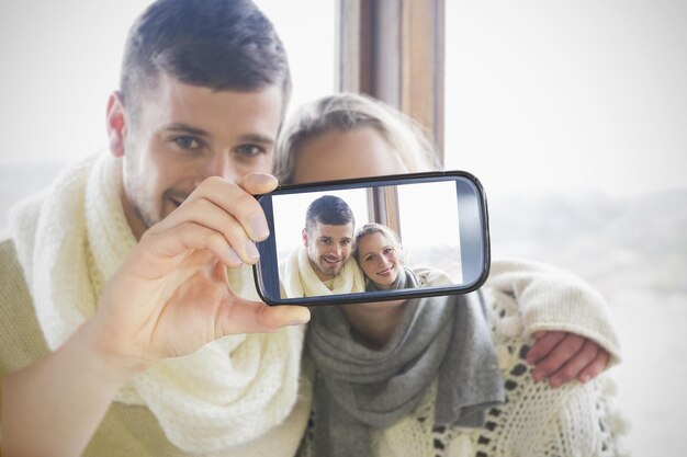 Photo composite de couple prenant selfie sur smartphone