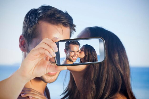 Photo composite de couple prenant selfie sur smartphone