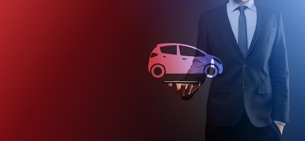 Composite numérique de l'homme tenant l'icône de la voiture l'assurance automobile et le concept de services de voiture l'homme d'affaires avec l'offre de geste et l'iconique de la voiture