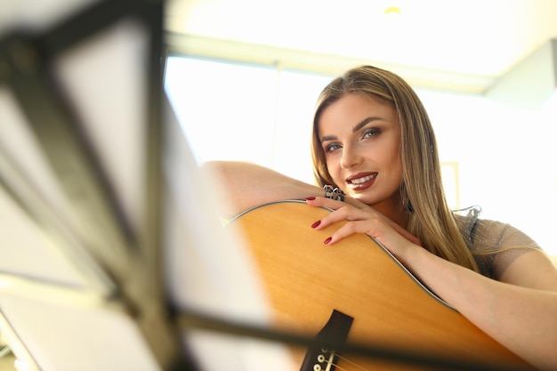 Compositeur de musique inspiré jolie fille jouer à la guitare artiste créatif