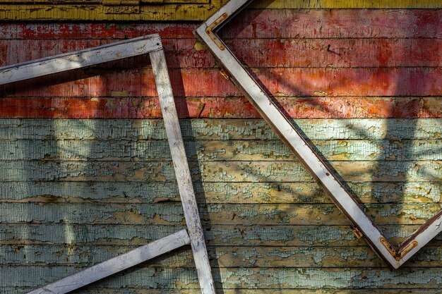 Composition abstraite avec des cadres sur un vieux mur en bois