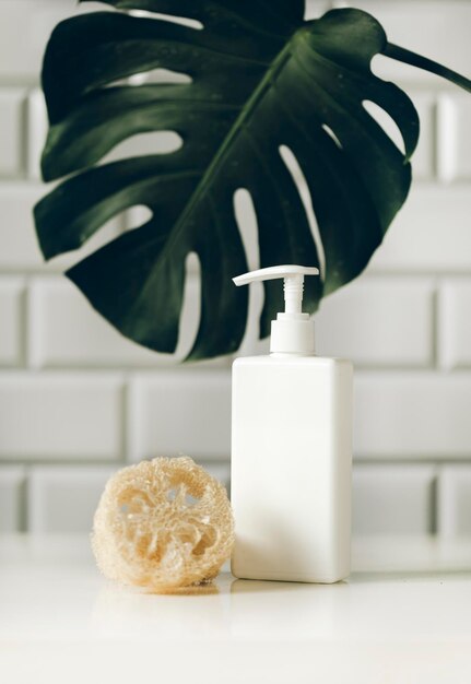 Composition avec accessoires de bain et savon sur fond clair