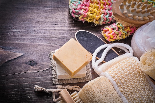 Composition des accessoires de bain sur la vue de dessus de planche de bois