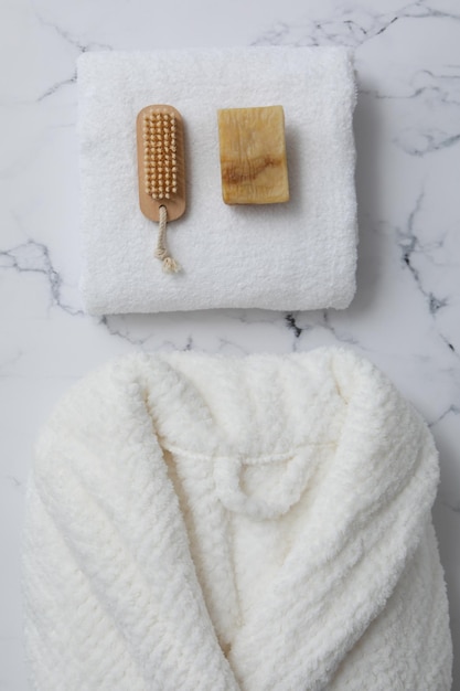 Composition d'accessoires et fournitures de bain avec peignoir