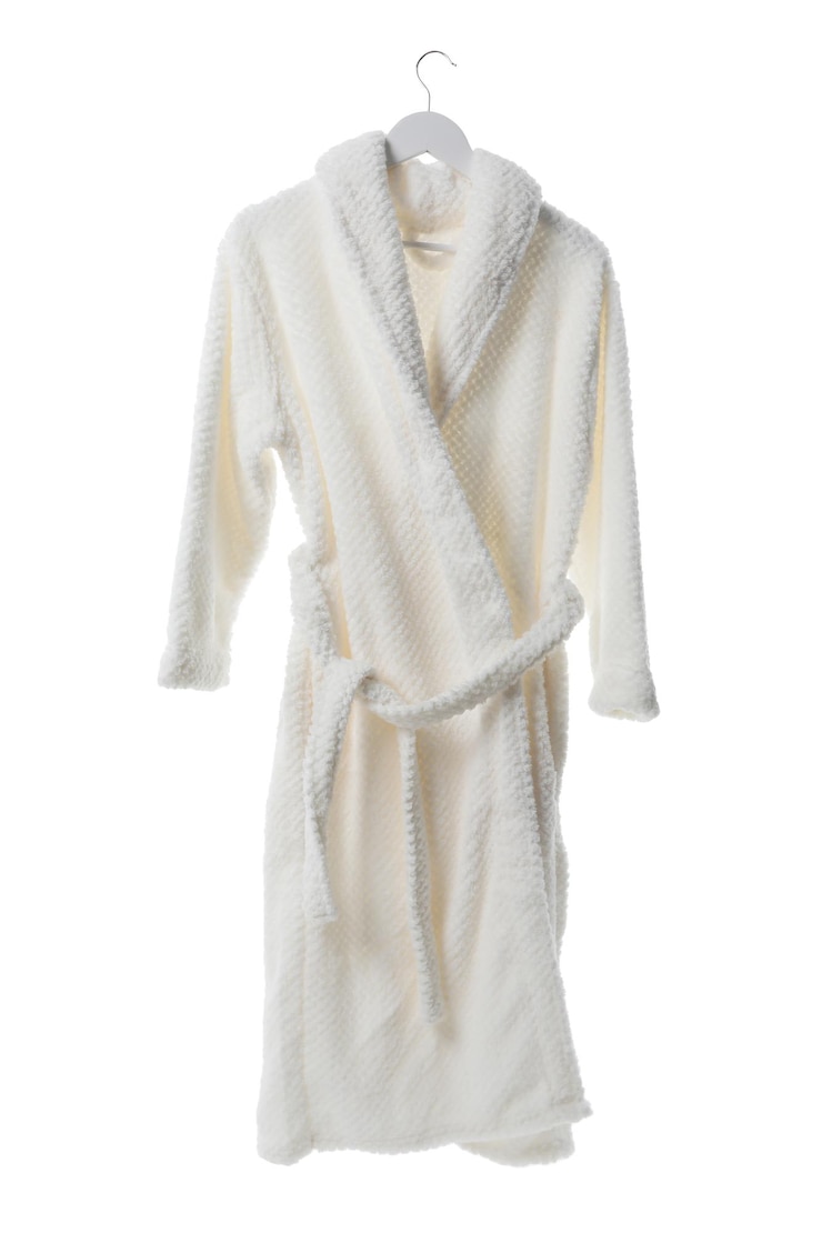 Photo composition d'accessoires et fournitures de bain avec peignoir