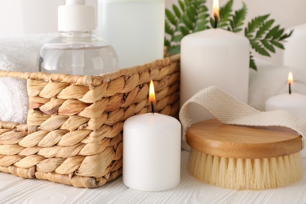 Composition avec des accessoires de spa sur blanc, gros plan