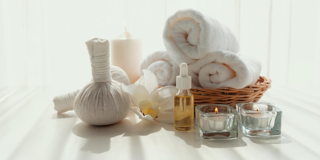 Composition d'accessoires de spa dans le centre de bien-être beauté de l'hôtel spa de jour