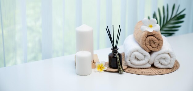 Composition d'accessoires de spa dans le centre de bien-être beauté de l'hôtel spa de jour