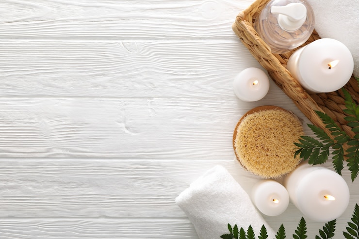 Photo composition avec accessoires de spa sur fond en bois blanc, espace copie