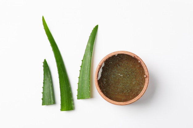 Photo composition avec des accessoires de traitement naturel sur blanc, vue de dessus. aloe vera