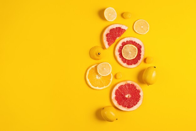 Composition d'agrumes, d'orange et de citron sur fond jaune