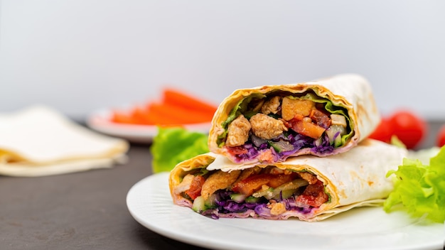 Composition alimentaire saine. Légumes et coupés dans un demi-pain pita sur les plats