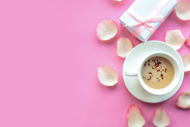 Composition d'amour tasse de café et boîte cadeau sur fond rose carte de vœux de la Saint-Valentin Copiez l'espace pour le texte