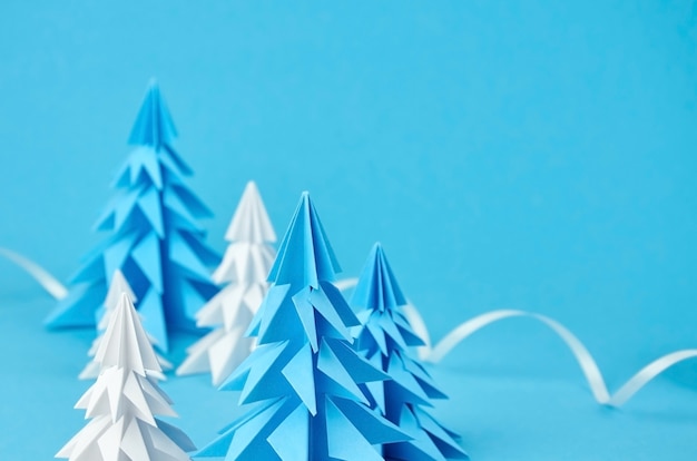 Composition d'arbres de Noël origami papier bleu et blanc