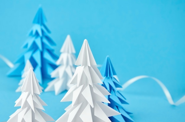 Composition d'arbres de Noël origami papier bleu et blanc