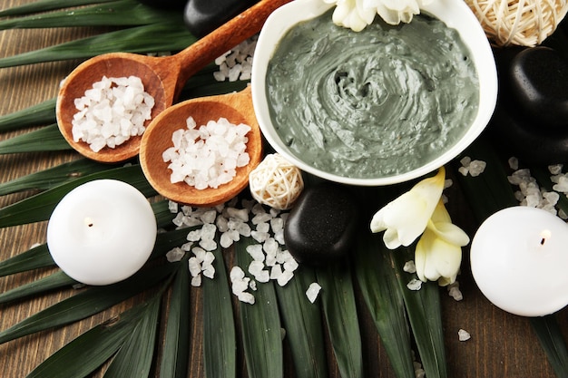 Composition avec de l'argile cosmétique pour les traitements de spa sur fond de feuille de palmier