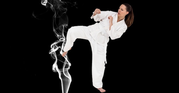 Composition d'une artiste féminine de karaté martial avec une ceinture blanche sur de la fumée et de l'espace de copie