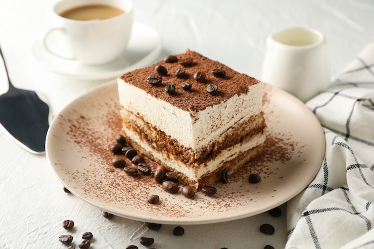 Photo composition avec assiette de tiramisu savoureux sur blanc.