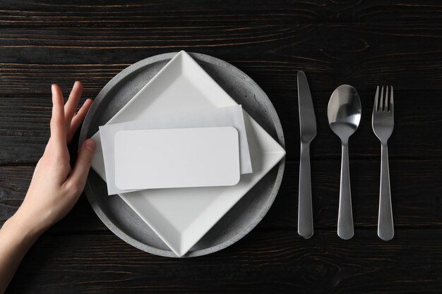 Composition d'assiettes vides pour un concept minimal et minimalisme