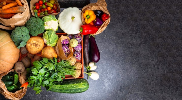 Composition avec un assortiment de légumes biologiques crus Concept de nourriture de récolte saine Espace de copie de régime de désintoxication