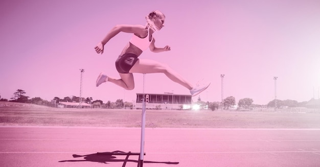 Composition de l'athlète féminine caucasienne en forme saut d'obstacles avec espace de copie sur fond rose